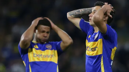 Brian Aguirre se lamenta junto a Frank Fabra.