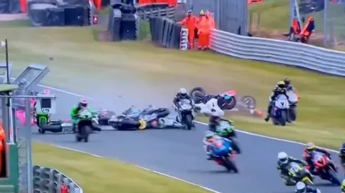Tragedia en el motociclismo: dos pilotos murieron en un choque múltiple con 11 implicados