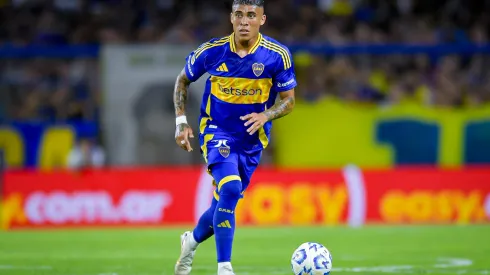 BUENOS AIRES, ARGENTINA – JANUARY 26: Ayrton Costa of Boca Juniors drives the ball during a Torneo Apertura Betano 2025 Group A match between Boca Juniors and Argentinos Juniors at Estadio Alberto J. Armando on January 26, 2025 in Buenos Aires, Argentina. (Photo by Marcelo Endelli/Getty Images)