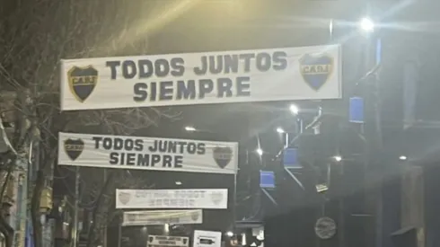 Seis banderas con la misma frase: así amaneció La Bombonera antes del partido entre Boca e Independiente