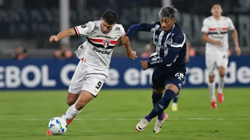Jonathan Calleri y Juan Portillo en el choque entre Talleres y São Paulo en la Copa Libertadores.