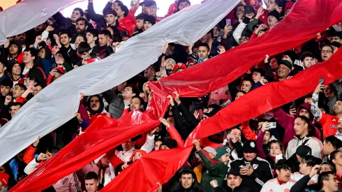 Los hinchas de River apuntaron contra Pezzella tras el empate ante Universitario