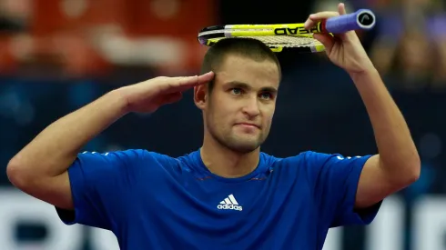 Mikhail Youzhny y su clásico festejo en honor a su padre, que había sido coronel del Ejército Rojo