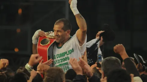 Fue campeón mundial de boxeo, lo suspendieron por amenazar a un árbitro y ahora es barrendero