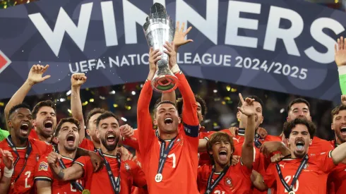 Cristiano Ronaldo con la copa en sus manos.