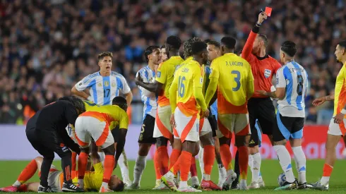 Enzo Fernández se fue expulsado ante Colombia.