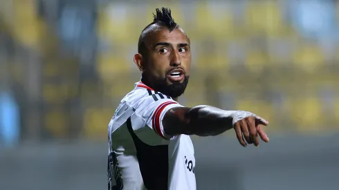 El mal momento de Arturo Vidal en Colo Colo: erró un penal, hizo un gol en contra y se peleó con su arquero