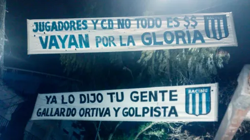 “Gallardo ortiva”: los hinchas de Racing pusieron banderas contra River por la negociación con Maxi Salas