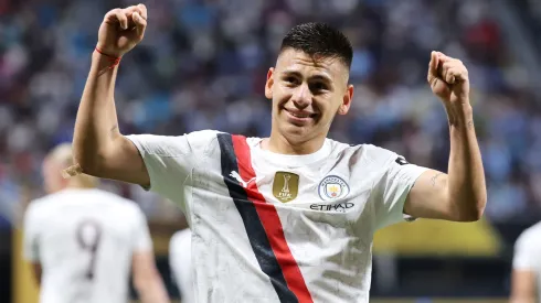 El Diablito Echeverri hizo un golazo de tiro libre con Manchester City pero terminó lesionado.