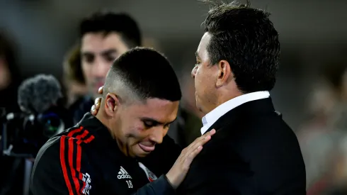 Juan Fernando Quintero junto a Marcelo Gallardo.