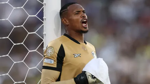 Fue figura en el Mundial de Clubes y ahora compite por el arco de Manchester United con Dibu Martínez