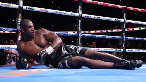 Hizo una fiesta con 70 desconocidos antes de la pelea, le dieron una paliza en el ring y perdió una fortuna