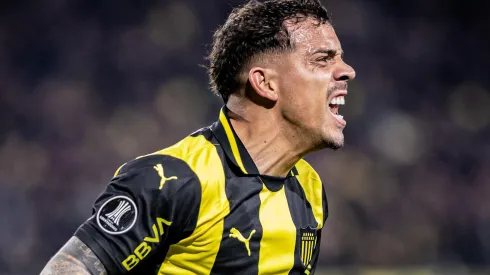 En un partido a pura fricción, Peñarol venció a Racing en la ida de los octavos de final de la Copa Libertadores