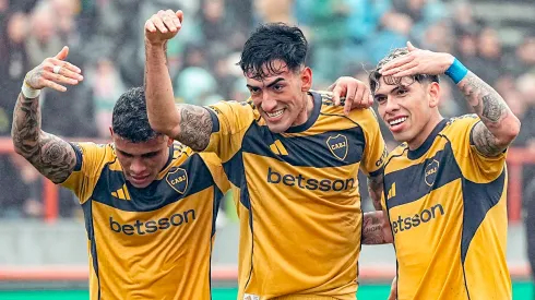 Los jugadores de Boca celebran el gol de Lautaro Di Lollo.