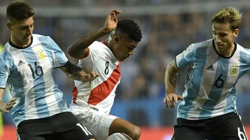 Emiliano Rigoni jugando en la Selección Argentina frente a Perú.