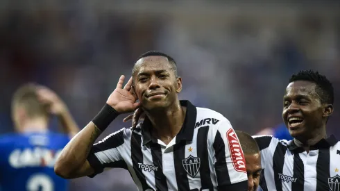 Robinho pasó del otro lado del mostrador mientras cumple su condena en prisión.