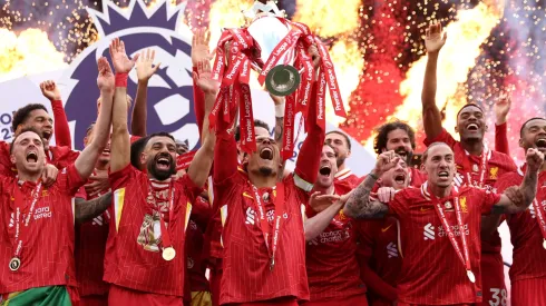 Liverpool: uno de los candidatos. Virgil van Dijk festeja la obtención de la Premier League 2024-2025.