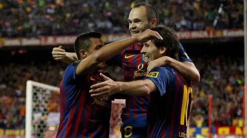 Alexis Sánchez festejando un gol con Messi e Iniesta en Barcelona.