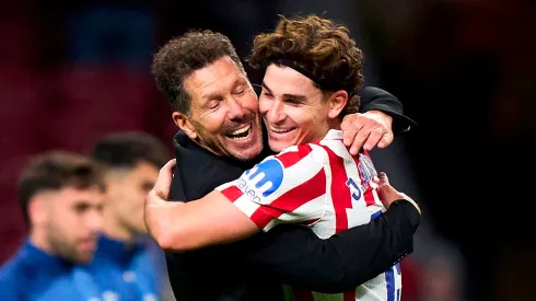 El abrazo de Diego Simeone y Julián Álvarez tras la victoria de Atlético de Madrid.