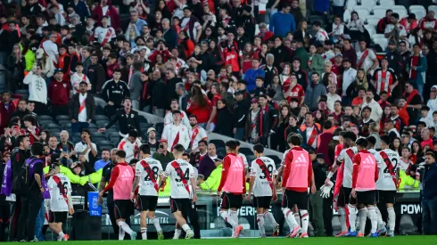 River se retira silbado y reprobado por sus hinchas tras caer con Riestra.