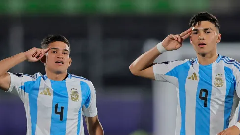 Dylan Gorosito y Alejo Sarco celebran el gol de Argentina ante Australia.