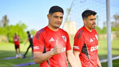 Maxi Salas y Marcos Acuña durante el entrenamiento del viernes en Cardales. (Foto de River en X).