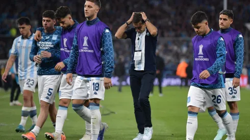 Gustavo Costas y los jugadores de Racing lamentan la eliminación en la Copa Libertadores.