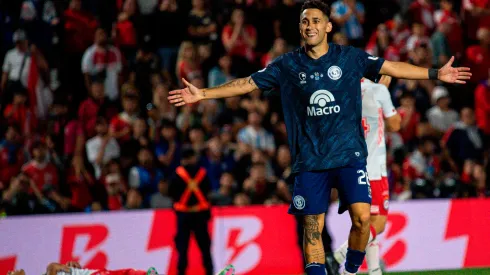 Matías Fernández celebra su gol en Independiente Rivadavia vs. Argentinos Juniors.