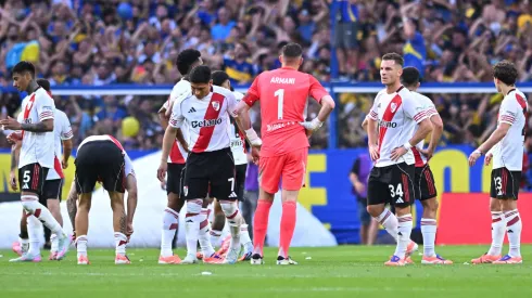 Los jugadores de River se lamentan la derrota ante Boca.