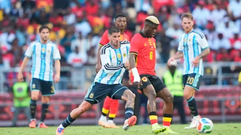 Rodrigo De Paul en medio del amistoso ante Angola.