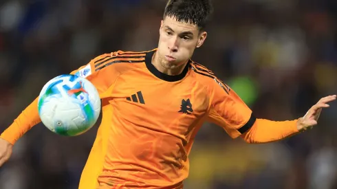 Matías Soulé con la camiseta de la Roma.