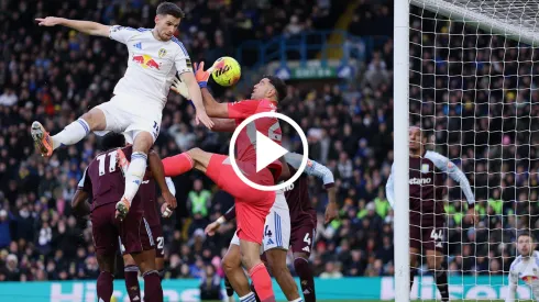 Dibu Martínez pidió falta en el gol de Leeds.