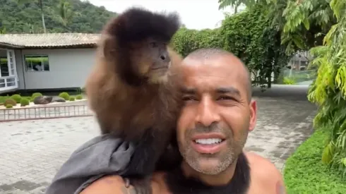 Emerson Sheik junto a su mascota, Cuta, con quien disfruta su tiempo libre.