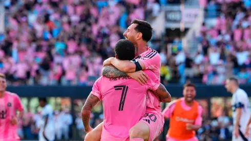 Lionel Messi y Rodrigo De Paul celebran uno de los goles de Inter Miami.