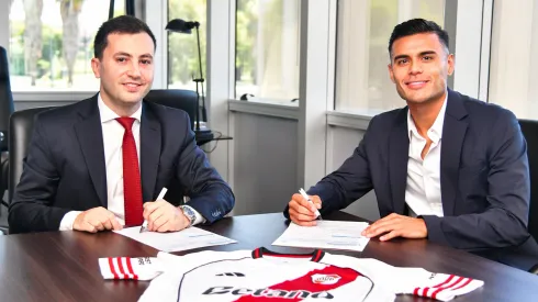 Fausto Vera puso la firma como jugador de River junto a Stefano Di Carlo.
