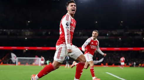 Martin Zubimendi celebra su gol ante Aston Villa.
