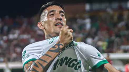 Ricardo Centurión con la camiseta de Oriente Petrolero.
