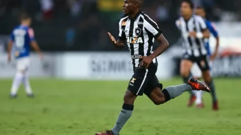 Clube do Japão faz proposta por Ezequiel e Botafogo bate o martelo