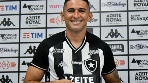 Danilo Barcelos reencontra Valentim e revela detalhes de estreia pelo Botafogo