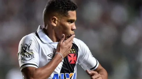 Paulinho agita torcida sobre possibilidade de voltar ao Vasco