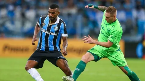 Grêmio anuncia nova cirurgia em Leo Gomes e provoca ira da torcida