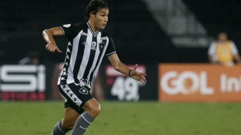 Saída de laterais deve influenciar na negociação de meio-campista no Botafogo