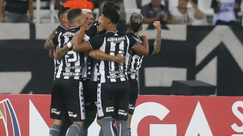 Botafogo aposta na base e define substituto de Joel Carli