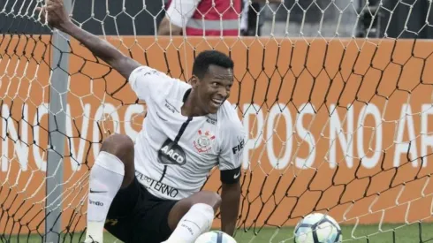 Corinthians anuncia retorno de Jô com salário "compatível"