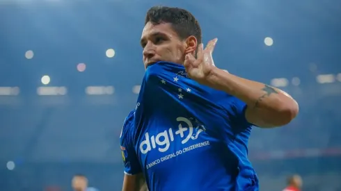 Thiago Neves zoa Galo nas redes sociais e é criticado por cruzeirenses