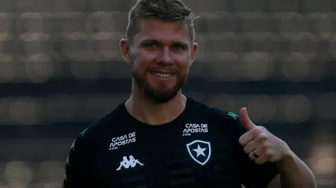 Forster "fisga" lateral em anúncio pelo Botafogo