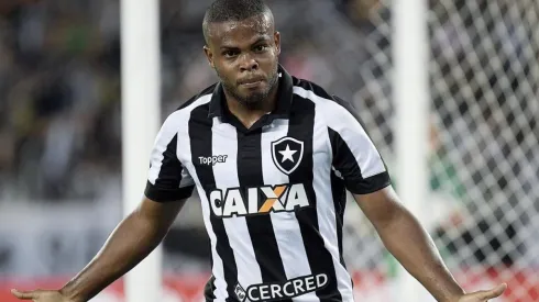 Ex-Botafogo, Vinícius Tanque culpa diretoria após saída conturbada