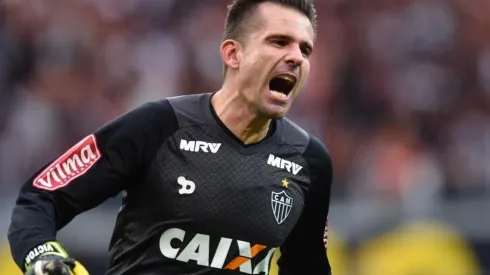 Atlético oferece Victor e meio-campista estrangeiro ao Santos
