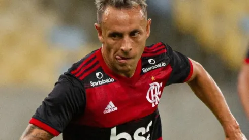 Flamengo age rápido com saída de Rafinha e prepara anúncio de novo lateral-direito