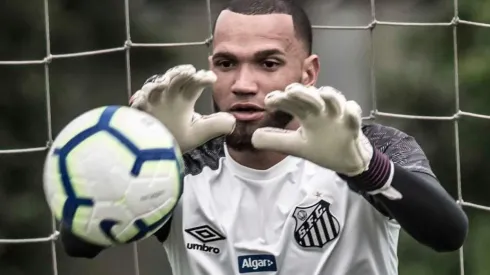 Everson anuncia volta aos treinos no Santos